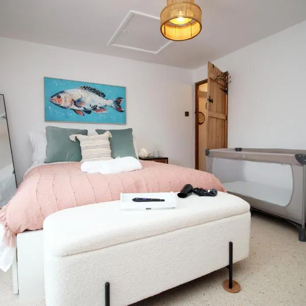 Little Gem in the Mumbles! Fishermans Cottage with Log Burner, Dog friendly and Welcome Breakfast Hamper!, hotel i The Mumbles