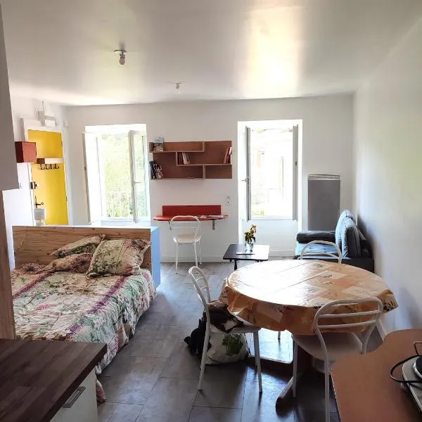 Le Studio 3éme, hotel v destinaci Les Vans