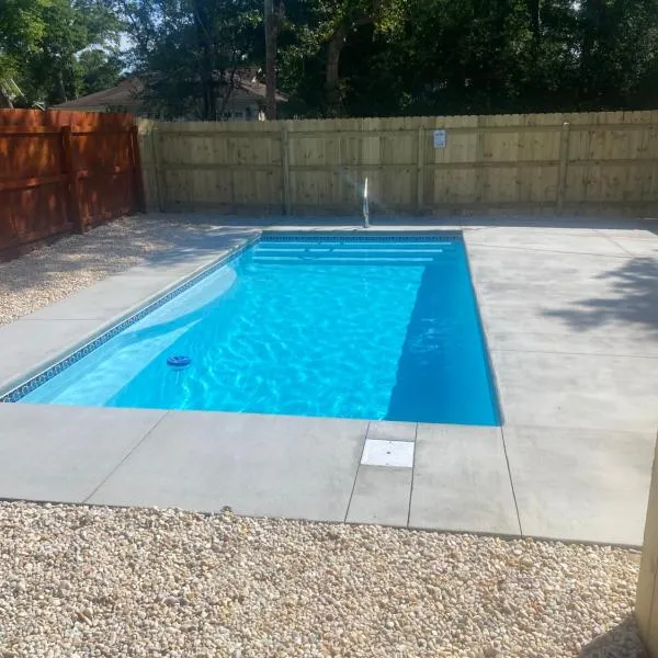 Beach Lovin/sleeps 10/2 blocks to beach/pets ok, hotel v destinaci Myrtle Beach