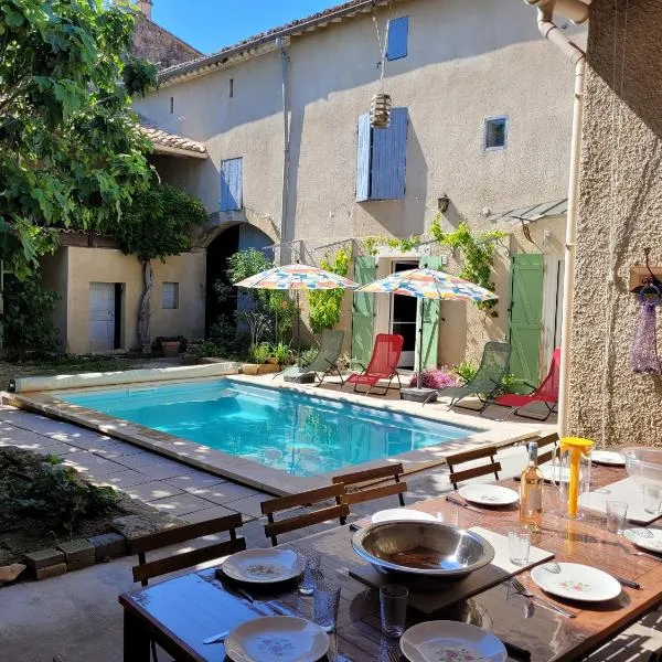 Maison de village du XVII siècle en Camargue, ξενοδοχείο σε Le Cailar