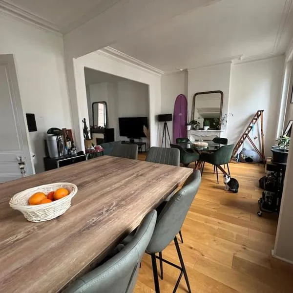 Grand appartement vue théâtre Hyper Centre、シェルブール・アン・コタンタンのホテル