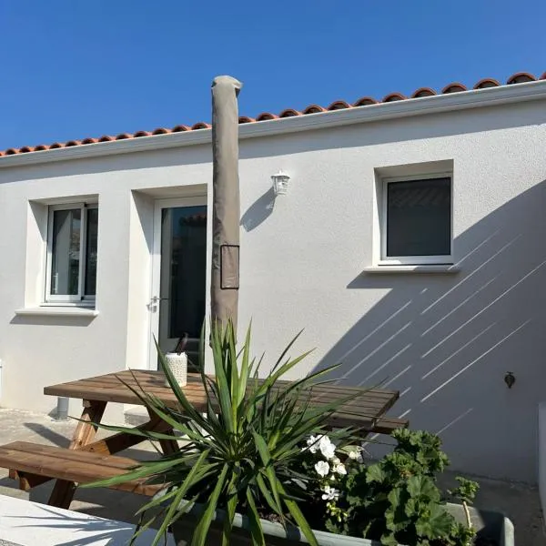 Studio Mer et Soleil avec Terrasse, en centre-ville, parking, hotel in La Tranche-sur-Mer