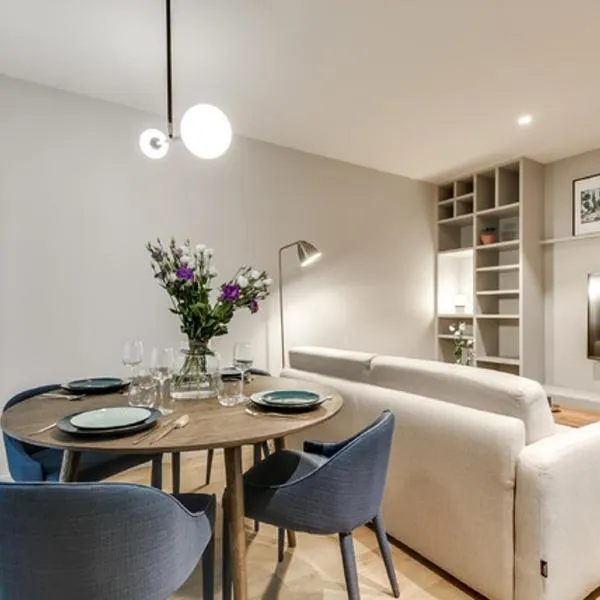 Warm And Bright front of Jardin du Luxembourg