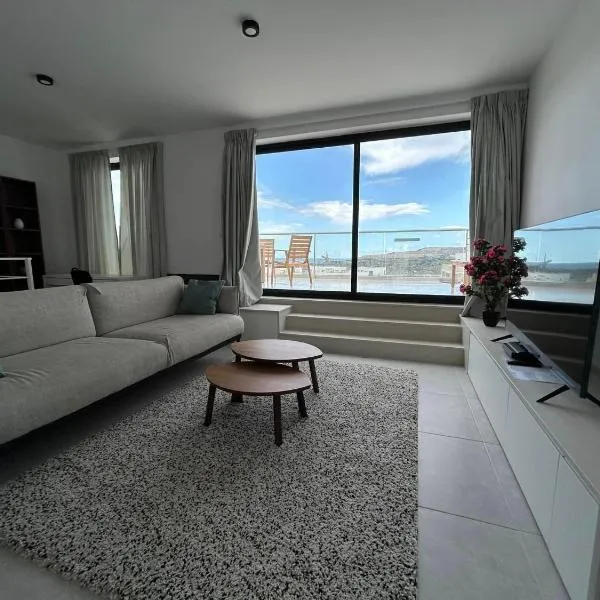 Duplex Penthouse Qawra Malta、セント・ポールズ・ベイのホテル