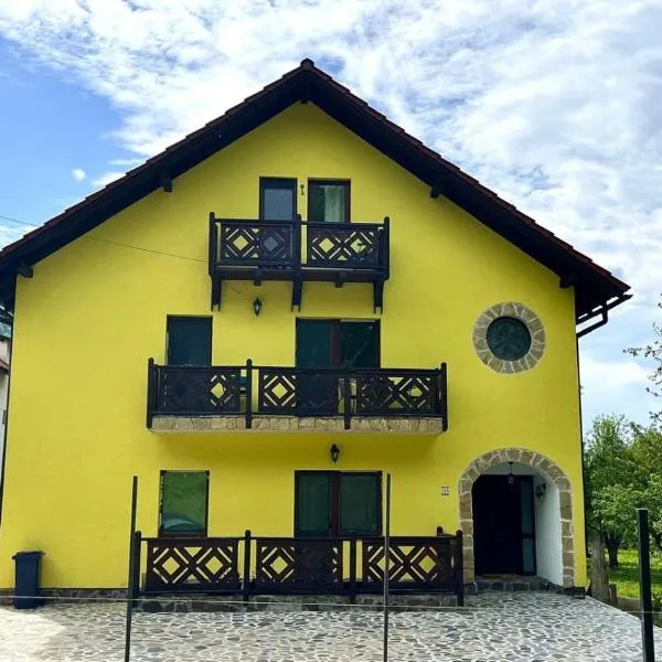 Yellow House, hotel in Bran