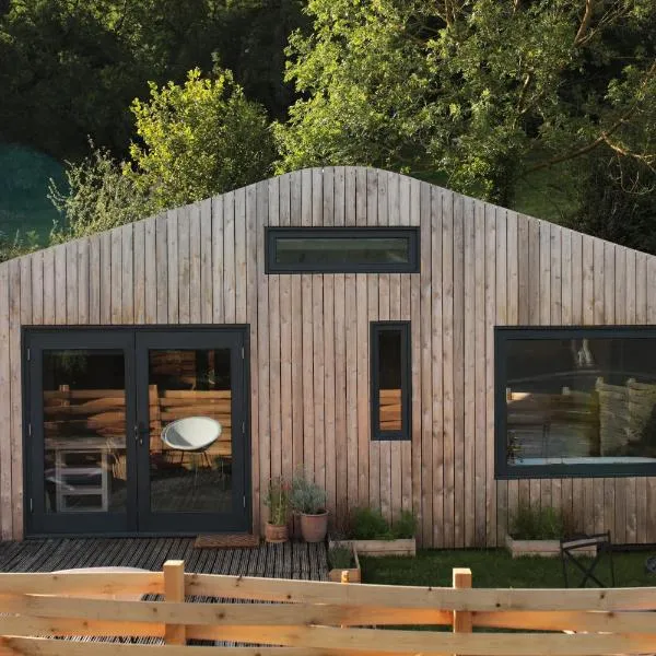 Two unique cabins wrapped in beautiful welsh scenery, hotel em Presteigne
