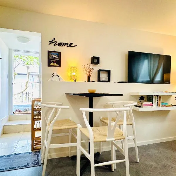 2BR 1BA Garden View Guest Suite - King-size Bed - Free Parking, hotelli Vancouverissa