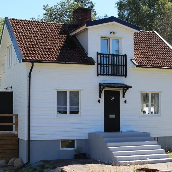 Schönes schwedisches Cottage in Seenähe mitten im Glasreich, hotel v destinaci Målerås
