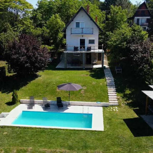 Family House, hotel in Krčedin