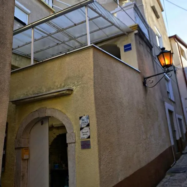 Apartments by the sea Selce, Crikvenica - 22935, hotell sihtkohas Selce