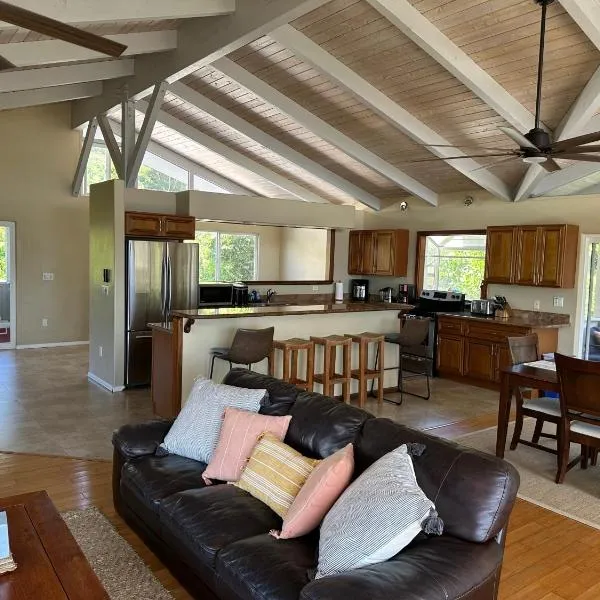Ocean views, indoor and outdoor brilliance!, hotel v destinaci Haleiwa