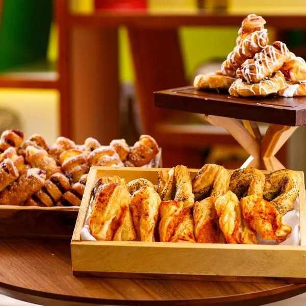 Holiday Inn Edinburgh Zoo by IHG, хотел в Единбург