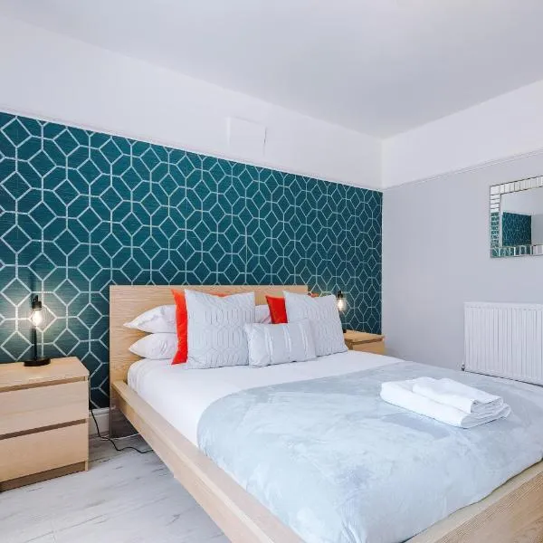 "Eastville Court Rhyl" by Greenstay Serviced Accommodation - A Cosy 2 Bedroom Bungalow with Parking, Dog Friendly, Close To Beaches, Shops & Restaurants - Ideal for Families, Friends, Couples & Business Travellers, hotel en Rhyl