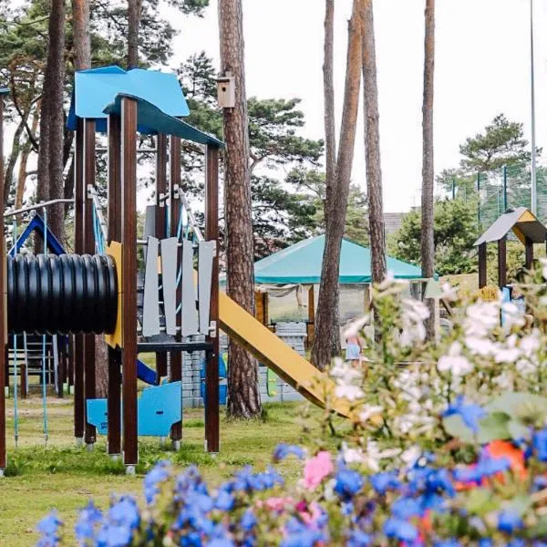 Forest Family Resort - Domki całoroczne, khách sạn ở Ustka