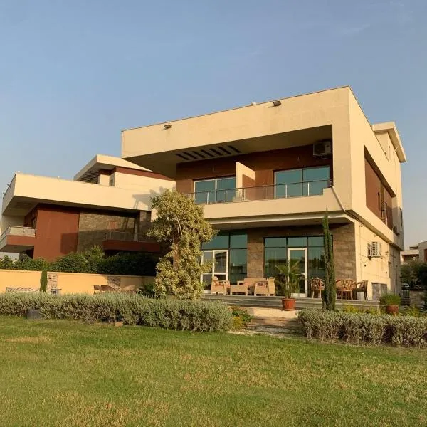 Awesome Villa on a hill Families only, hotel di Kairo