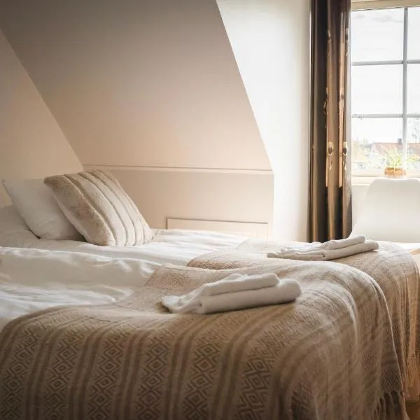 Rymligt radhus med trädgård & parkering, hotel v destinaci Skurup