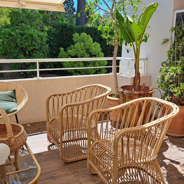 Sumptuous renovated apartment in Antibes, hotel in Antibes