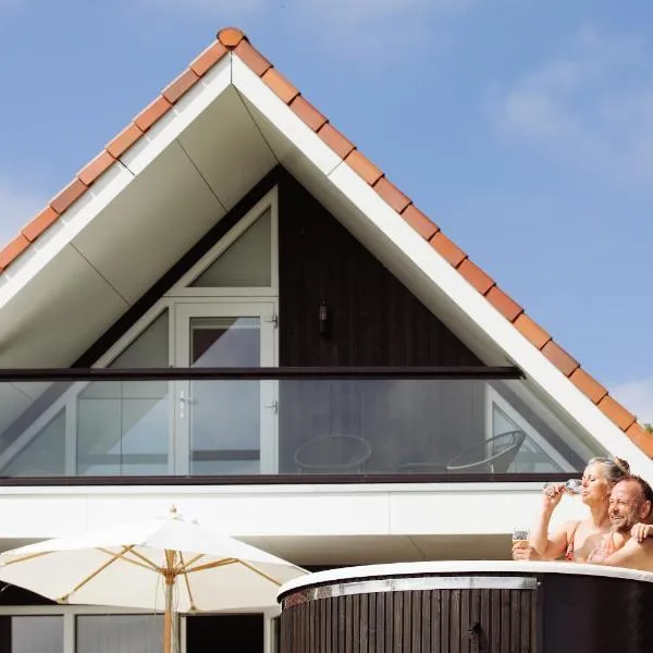 Vakantiehuis aan het water met hottub, hotel v destinaci Dokkum