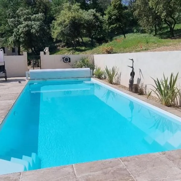 LES BOIS DE ZOLA entre Provence et Luberon, hotel v destinaci Saint-Estève-Janson