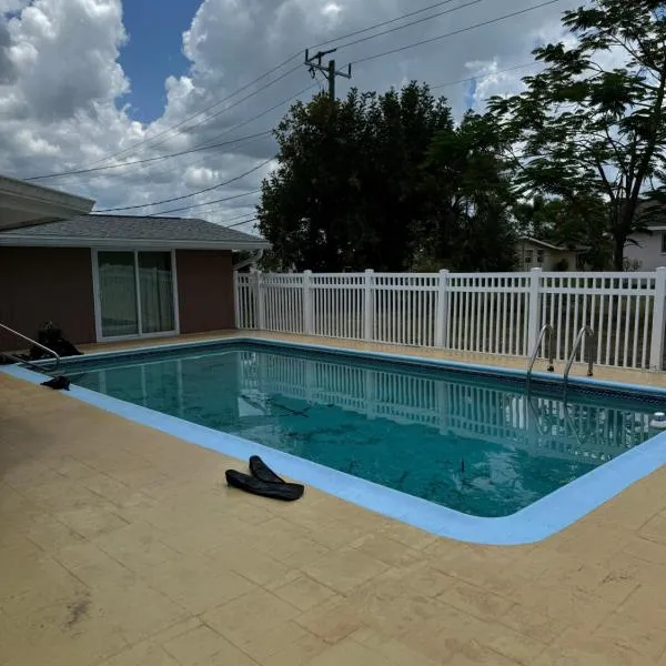 Pool house by the harbor, hotel in Port Charlotte