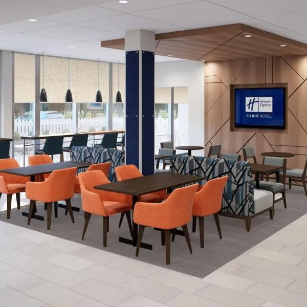 Holiday Inn Express & Suites Pensacola Airport North – I-10, an IHG Hotel: Milton şehrinde bir otel