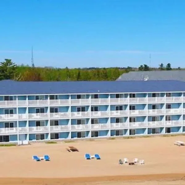 Blue Water Beachfront Hotel & Waterpark, hotel in Pellston