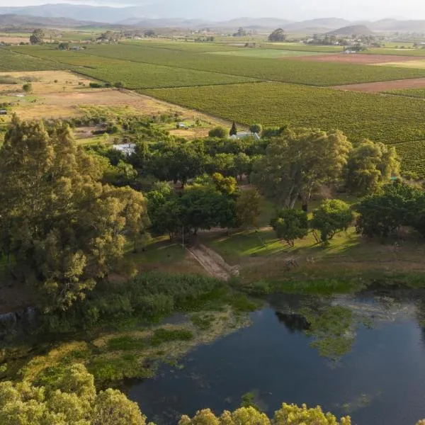 Worlds Apart - River Front Guest Farm & Camping, hotel in Bonnievale