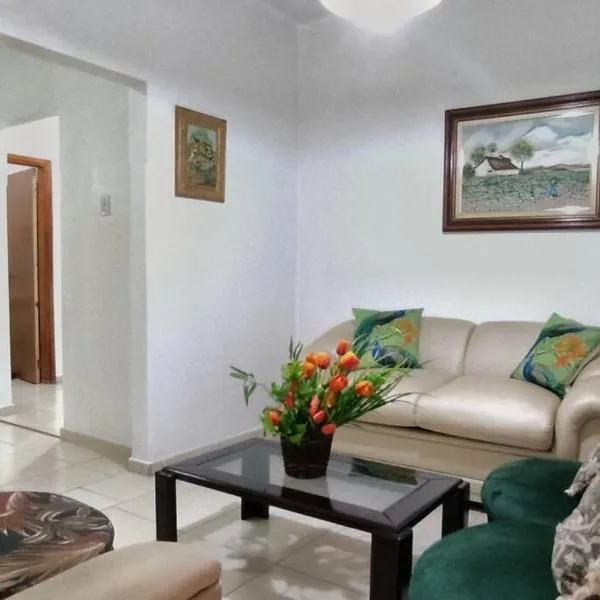 Casa da vovó, 3 quartos, jardim e 2 vagas de garagem, hotel v destinaci Goiânia