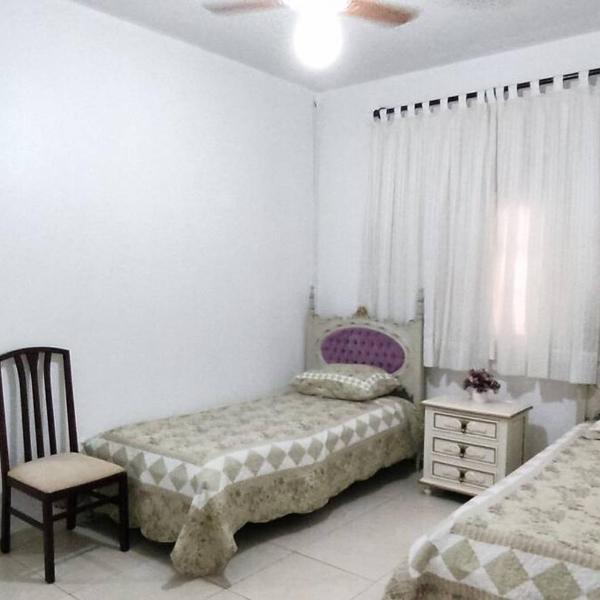 Casa da vovó, 3 quartos, jardim e 2 vagas de garagem - Foto 2