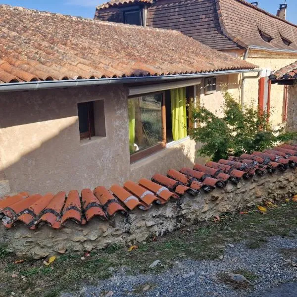 Studio rural au calme, hotel v destinaci Bourgnac