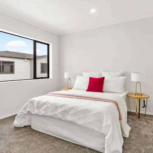 Holiday Home at Huia Road, hotel di Auckland