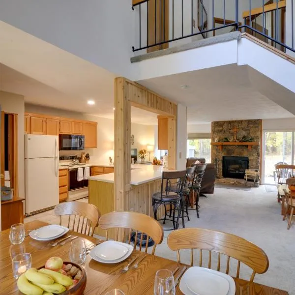 Charming Hidden Valley Resort Home Walk to Slopes, hotel v destinaci Champion