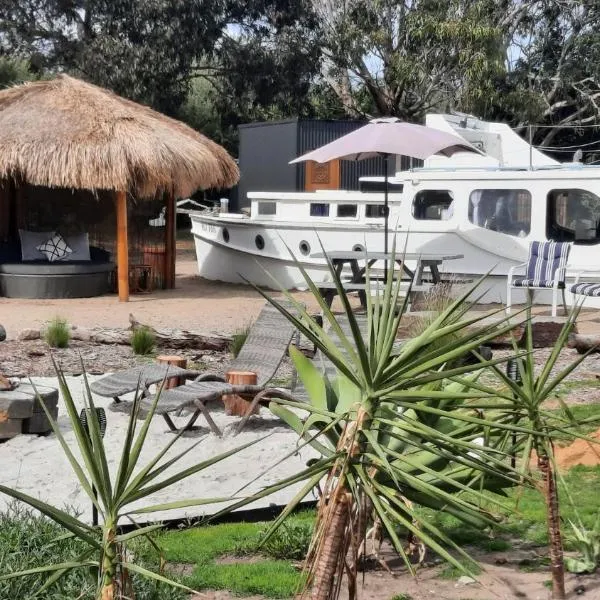 Shipwrecked Oasis Ocean Bay Getaway PL, hotel v destinaci Fingal
