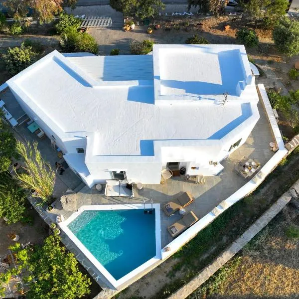 Villa Arades Sifnos with Private Pool, hotel din Apollonia