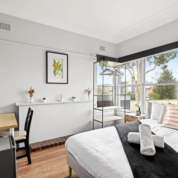 Classic Double Room - Centrally Located at Narwee - Shared Bathroom, hotel di Riverwood