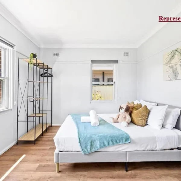 Cozy Queen Room in Narwee - Next to Stations & Shops - Shared Bathroom、Riverwoodのホテル