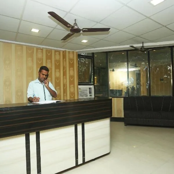 OYO Hotel Satyam Swagat, khách sạn ở Bahādrābād