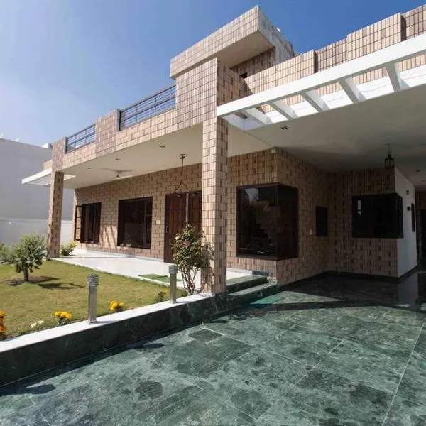 The Lawn House : 3BHK Furnished Villa with Lawn, hotel in Amritsar