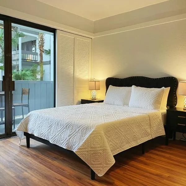 Studio in Hilo Center with Pool and Lake Views, hotel v destinaci Hilo