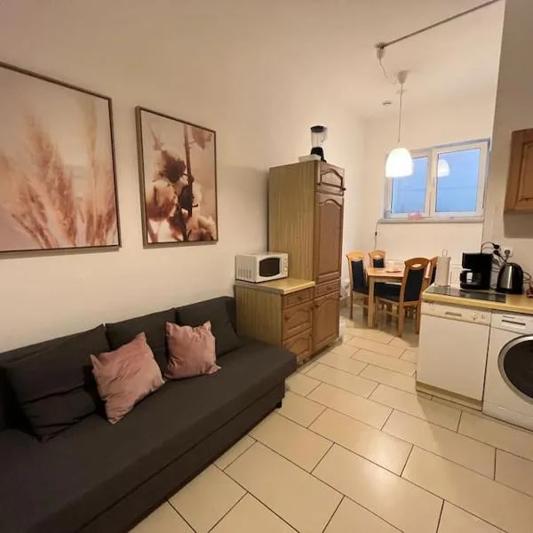Private Souterrain Apartment in the green of Berlin, hotel in Birkenwerder