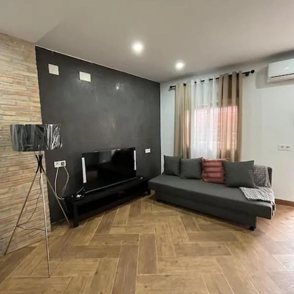 3-Bedroom Home, Free Parking,10 Minutes from Seville, hotel di Camas