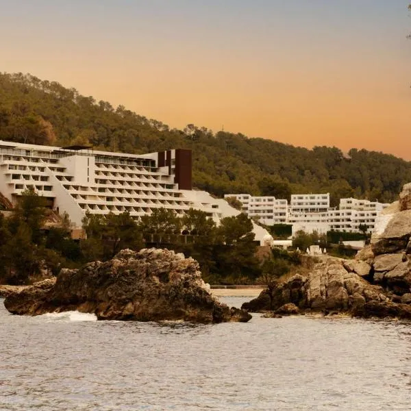Cala San Miguel Hotel Ibiza, Curio Collection by Hilton, Adults only, hotel di Sant Miquel de Balansat