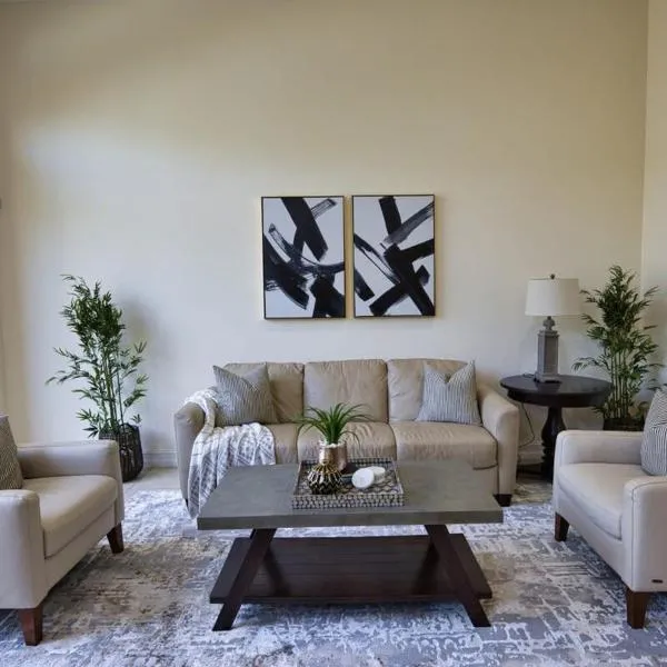 Luxury Townhouse Minutes from Beach and Downtown, hotell sihtkohas Indian Harbour Beach