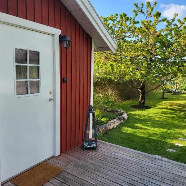 Minihus med stor trädgårdstomt nära golf och hav, hotell i Nynäshamn