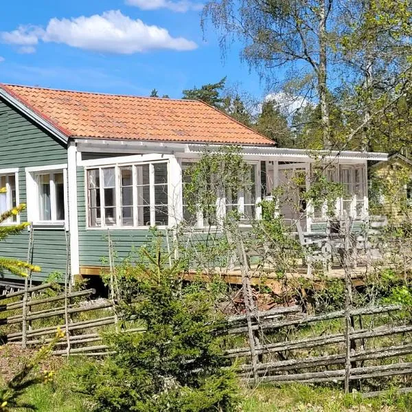 Mysig stuga i Svärtinge, hotel v destinaci Svärtinge