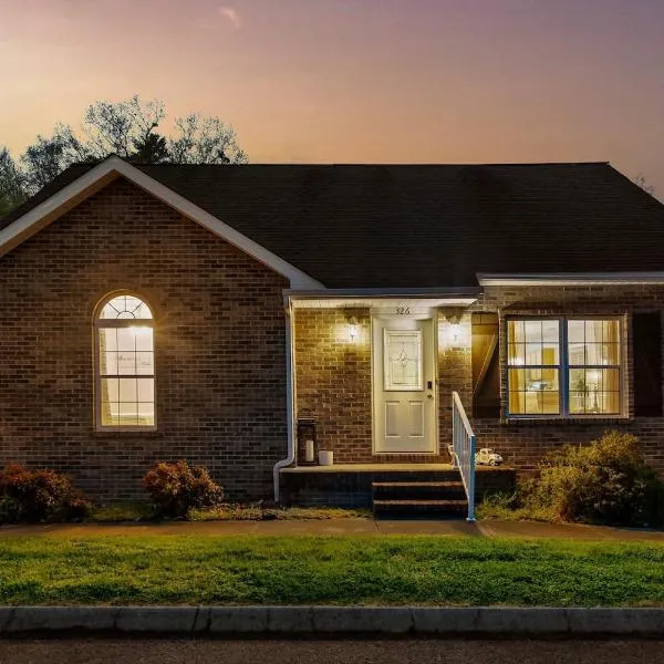 1 Mile To Pkwy, Pets, Hot Tub, Creekside, Porch, hotel v destinaci Pigeon Forge