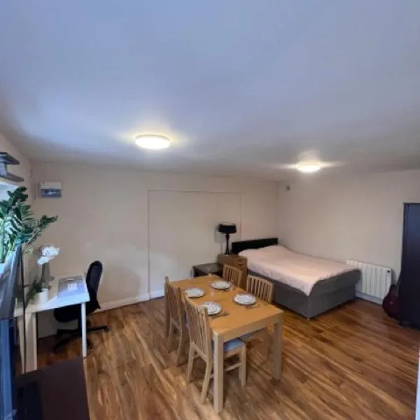 Guest House in London, hotel v destinaci Isleworth