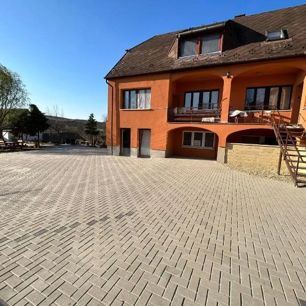 Mézesvölgy Vendégház, hotel Demjénben