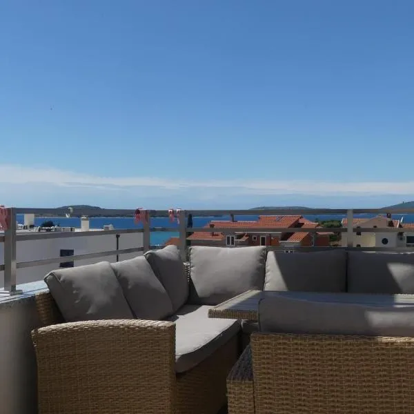 Seaside Serenity - Elegant Apartment with Stunning Sea Views, хотел в Жаборич