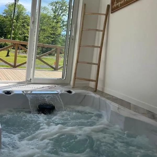 Equi-Lodge Jacuzzi au coeur des chevaux & de la nature proche Disney: La Houssaye-en-Brie şehrinde bir otel